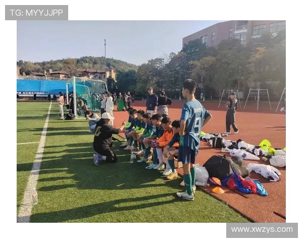 足球明星齐聚天天向上分享成长故事与赛场背后的精彩瞬间 足球明星齐聚天天向上分享成长故事与赛场背后的精彩瞬间