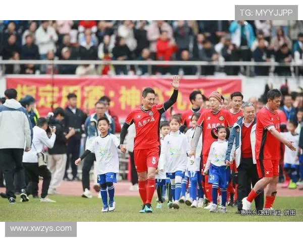 足球明星齐聚金华激情对决引发球迷热烈期待与欢呼 足球明星齐聚金华激情对决引发球迷热烈期待与欢呼